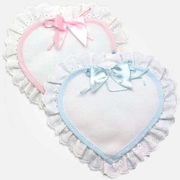 I Ricami del Cuore Coccarde Nascita Sopra culla a cuore con tela Aida – FN589.B